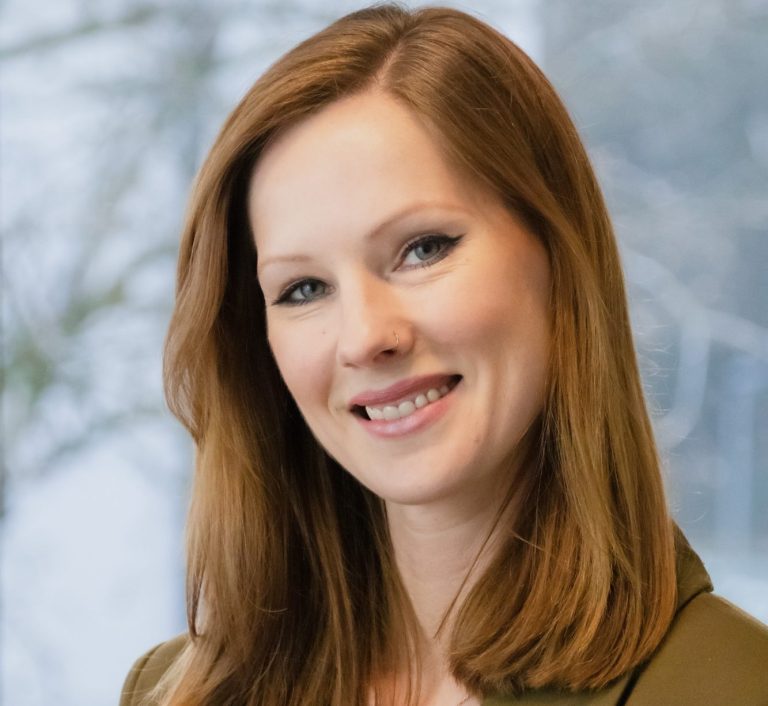 Profilbild Lächelnde Frau mit langen, braunen Haaren und einem freundlichen Gesichtsausdruck.
