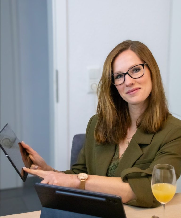 Strategie Zwei Männer in formeller Kleidung betrachten ein Smartphone und diskutieren darüber.